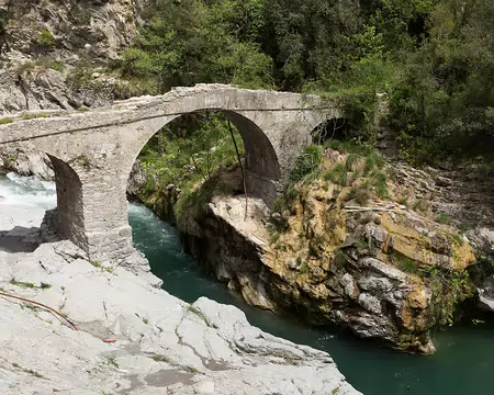FM9A5842 Le sentier traverse la Roya sur le vieux pont