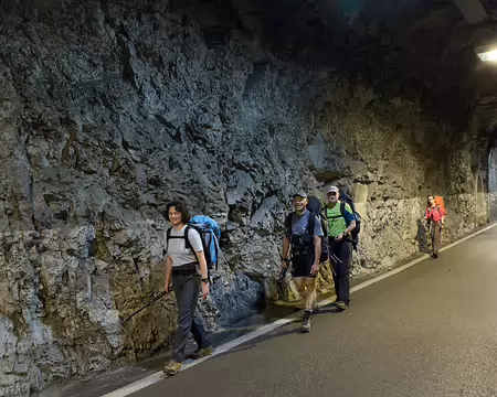 FM9A6284 Suivant les recommandations locales, nous avons pris « comme tout le monde » le tunnel, la frontale à la main pour se signaler aux voitures