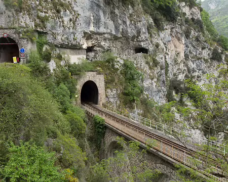 FM9A6287 Cette montagne est un vrai gruyère !