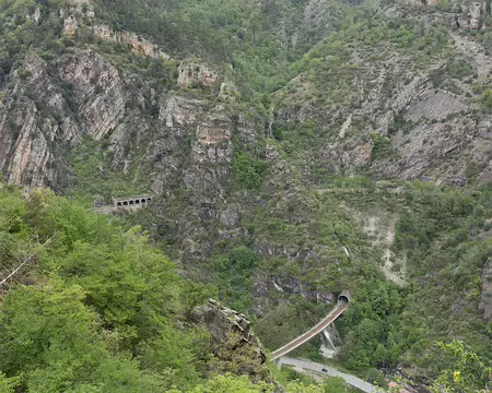 FM9A6325 Ici, pour gagner de l’altitude, le chemin de fer, après le viaduc de Scarassoui, fait une boucle vers la gauche sous la montagne puis ressort un peu en aval,...