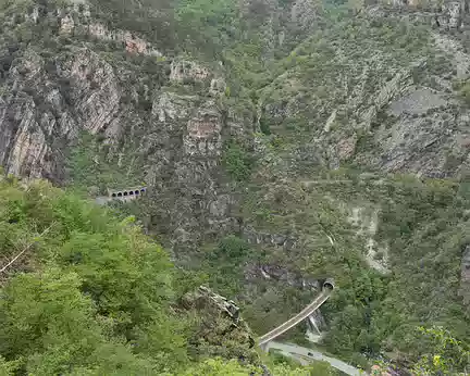 FM9A6325 Ici, pour gagner de l’altitude, le chemin de fer, après le viaduc de Scarassoui, fait une boucle vers la gauche sous la montagne puis ressort un peu en aval,...