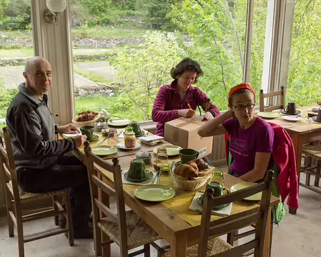 FM9A6615 Petit déjeuner avec vue, et préparation de l’expédition par la poste des affaires devenues inutiles à ce stade du voyage. Difficulté : le bureau de poste a été...