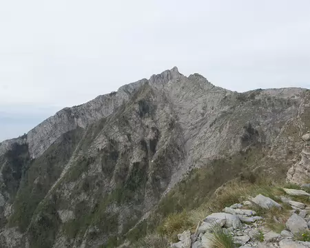 FM9A6975 Le Toraggio (1971m). On devine le sentier taillé dans la paroi qui fait le tour du sommet ; il est devenu impraticable suite à des éboulements