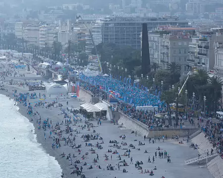 FM9A7876 Un milliardaire chinois a décider d’inviter 6400 des ses employés d’une entreprise de bio technologies à passer le weekend du 8 mai à Nice. 6400 chinois dans...