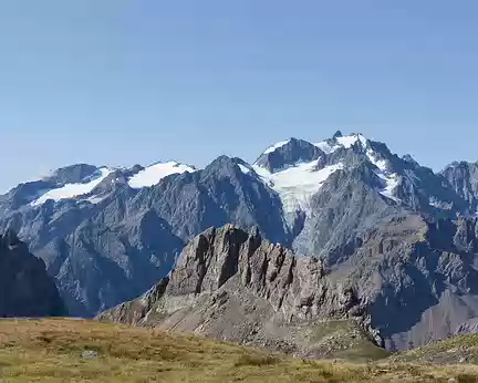 FM9A4904 Arêtes de la Bruyère (2611m) au premier plan, dominées par la Montagne des Agneaux (3664m)
