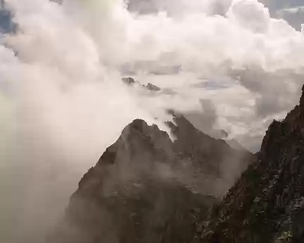 030 Le versant piémontais sous l’emprise de la Nebbia
