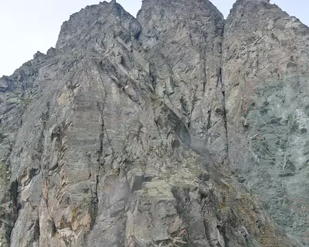 001 Punta Udine, deux visages pour 3 têtes: antécime S, sommet (3019m), antécime N