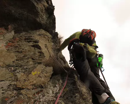 004 L1: Patrick oblique à droite pour accéder au relais juste à gauche du fil