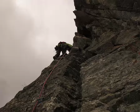 007 La dalle fissurée de L3 obliquant à gauche jusqu’à un petit collet