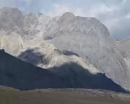 FM9A5977 Non, ce n’est pas le Zanskar ! (Il n’y a pas de chamois au Zanskar) Dans l’ombre à gauche, la Tête de Girardin