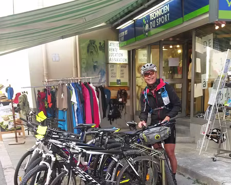 PXL000 Samedi, nous louons des VTT à Jausiers. Dimanche nous prendrons des vélos de course