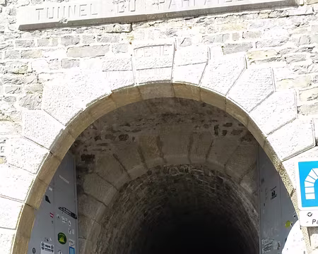 PXL012 On ne s'aventura pas dans le tunnel : ornières et glace rendent la traversée dangereuse
