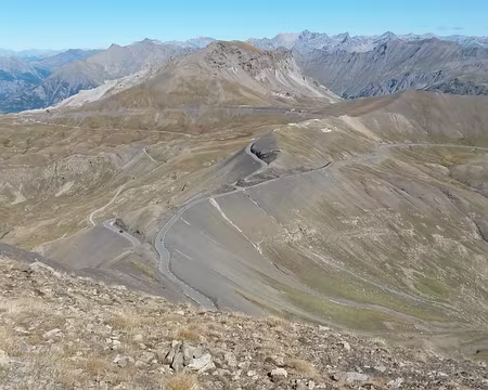 PXL027 ... le col de Restefond et le départ de la route circulaire. A droite : la descente sur St Étienne de Tinée ; à gauche : l'Ubaye ; au fond à droite : le Mont...