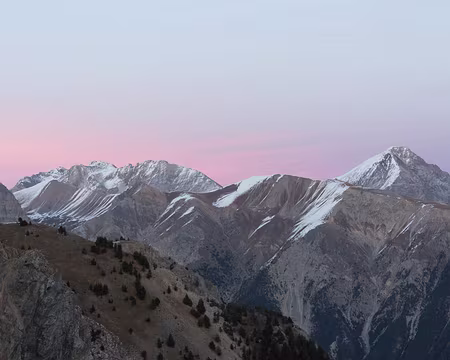 FM9A0344 Au fond, de gauche à droite, la Pointes des Rochers Charnier, la Pointe des Trois Sciés et le Mont Chaberton. Au centre plus en avant, les Fournéous