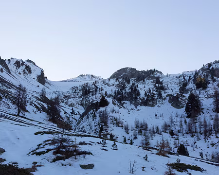FM9A0636 Pour atteindre le Chenaillet, il faut passer par le Collet Vert, c’est en haut de la grande pente de neige au centre gauche sur la photo