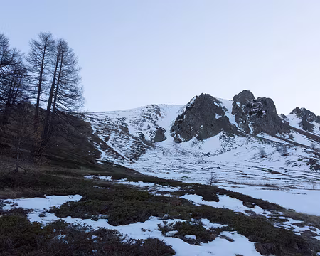 FM9A0637 En montant nous trouvons de la neige dure. Nous allons donc plutôt rejoindre le versant italien par le Collet Guignard que l’on devine sur la gauche et qui est...