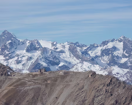 FM9A0699 Le fort du Janus, en arrière plan, la Barre des Écrins, le Dôme de Monêtier et la Montagne des Agneaux