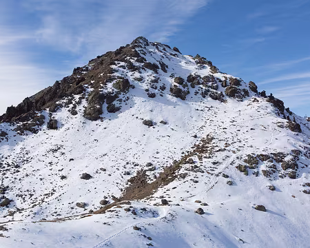 FM9A0722 Le versant nord-est bien enneigé du Chenaillet. Nous décidons de le contourner et de faire l’ascension par le versant sud-ouest