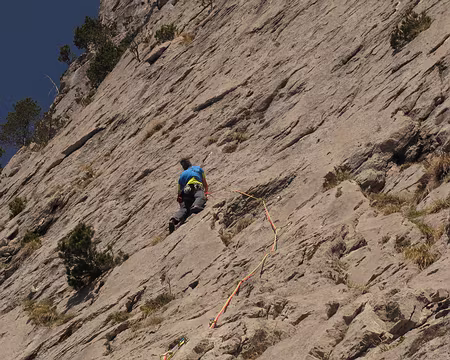 001 L1 attaquée à 11h, 6a+, 25 à 40m, quelques écailles fragiles