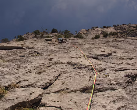 009 Pierre engagé dans L2, le crux en 6b de Bison Futé. Très beau mur bien raide