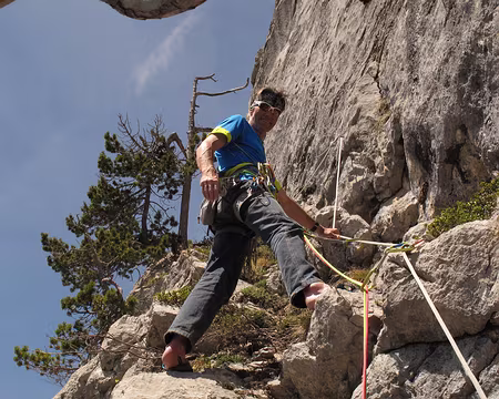 023 Suivre la vire protégée par une corde fixe sur 20m à gauche pour gagner le jardin arboré de R5