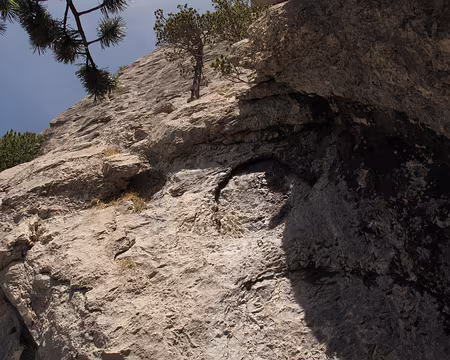 026 L5 : courte longueur de 10-15m, pour le moins raide et équipée de 3 spits