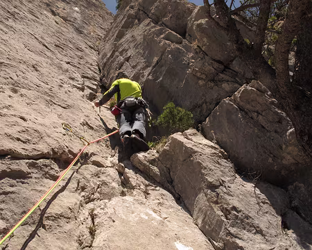 029 Pierre s’engageant dans le dièdre de L6 : 6a/b