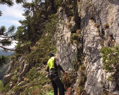 043 Le début de la vire équipée d’une corde fixe très utile lors de la descente