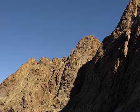 005 Depuis l’attaque du Pilier Oscar le 26/06 les gneiss ocres des Alpi Maritime. Refuge Bozzano 9h. 006.jpg=Bernard examinant de la vire de départ (9h15) la rimaye...