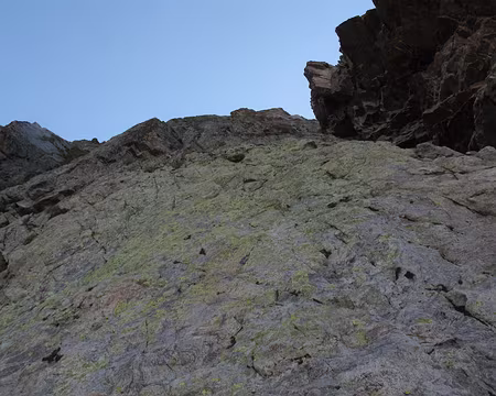 008 L1, 50 mètres, 5b/5c. Belle longueur en dalle en se tenant à droite du dièdre de départ : 8 spits