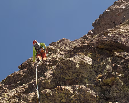 025 Franchissement par Patrick d’un court mur en dévers : 5b/5c