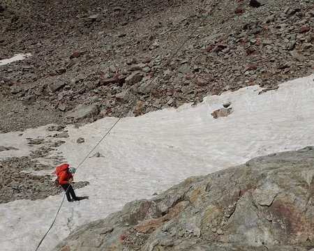 041 Le dernier rappel nous déposent dans les rochers en deçà du névé résiduel
