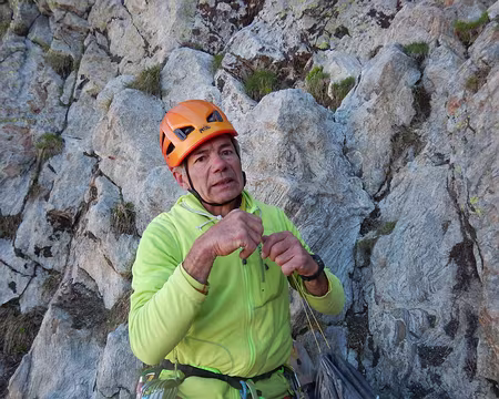 000 Le 27/06, Patrick au départ de la voie De Cessole (vire médiane gagnée par des vires : 3b)