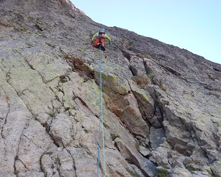001 L1 (variante : Vecchi Lupi) dans une dalle verticale de 35 mètres : 5b