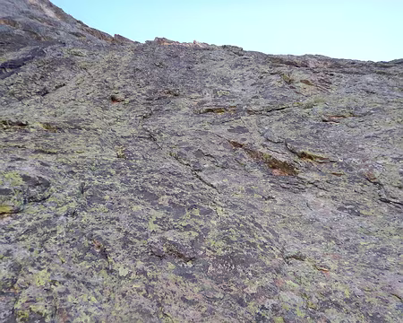 002 L2 continue sur la même dalle d’abord en oblique à gauche: 45 mètres, 5c