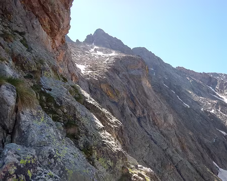005 L4 : nous poursuivons la traversée à droite en négligeant de franchir une écaille surplombante