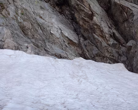 011 Le 29/06, le névé résiduel toujours présent qui barre l’accès à la via l’Uccello di Fuoco