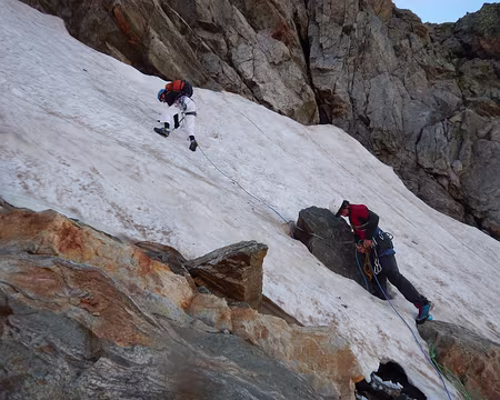 012 Piolet utile. Refuge Remondino 8h. Pied de la voie 9h30. Départ 10h. Sommet 13h30