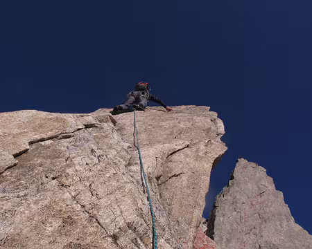 005 La première longueur, 4c, sur un granit sec, protégée par des spits bien positionnés: 7h30
