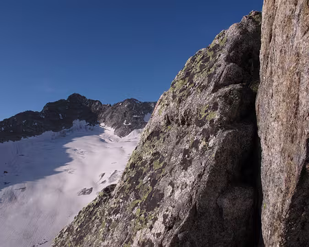 008 Peut-être le Bächlistock et le granit parfois lichéneux de l’arête Est du Gross Diamantstock