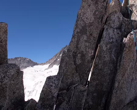 011 Peu d’équipement en place. Emporter sangles plus que coinceurs