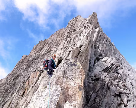 022 Une arête Est déchiquetée