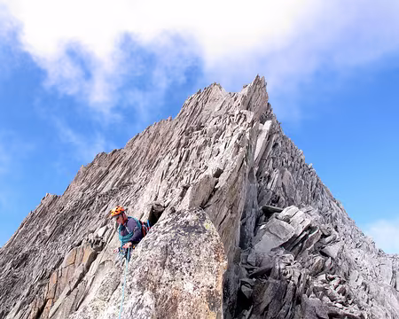 023 Se devinent les vires empruntées tout au long de l’arête Est
