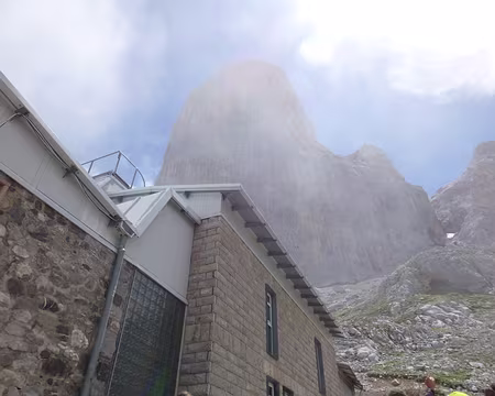 P1170706 Derrière le refuge une masse soudain ...