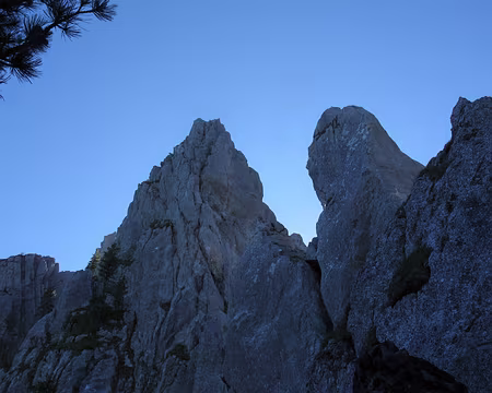 015 Passer en versant nord-ouest pour contourner le Petit, puis le Grand Pouce