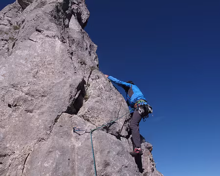 019 Sur le côté droit, monter par des anfranctuosités bien marquées