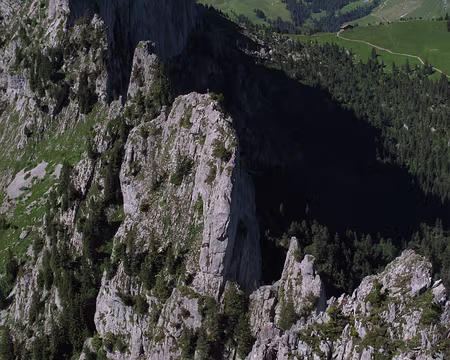 030 Petit et Grand Pouce contournés versant nord-ouest