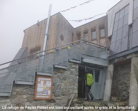 P1060631 Le refuge de Péclet Polset est bien accueillant après la grèle et le brouillard.