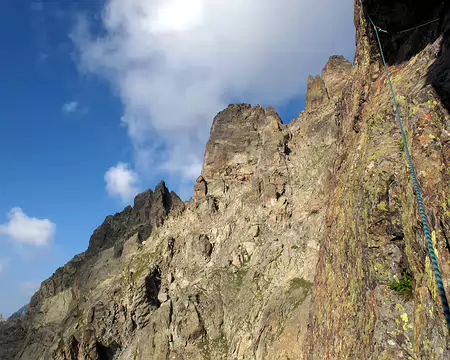003 De la vire inférieure près du fil de l’arête vue sur les ressauts de l’aiguille des Chamois