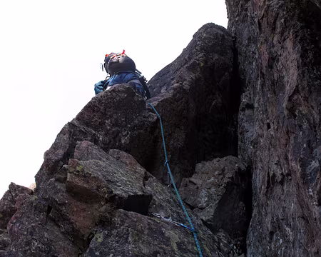 004 L2 : 5a, au pied d’une étroite cheminée qui s’évite par la gauche